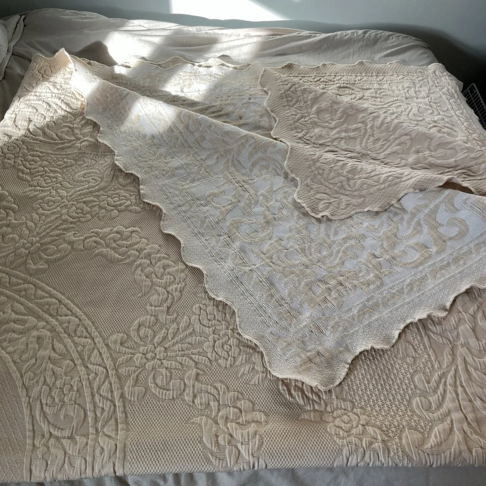 Domestications Jacquard Coverlet 2 Shams Medallion Center Scalloped Portugal